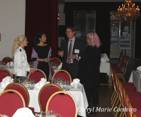 1 Patrik Ström and Cheryl Marie Cordeiro with the Odd Fellows team before dinner.